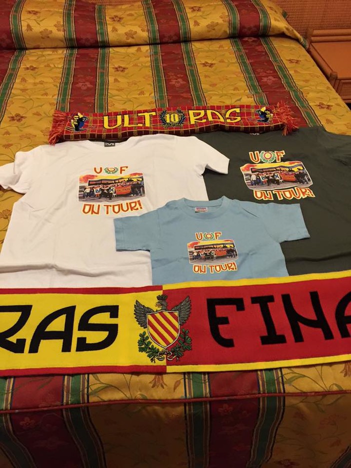 Le magliette regalate dagli Ultras Orgoglio Finalese al tecnico del Magra Azzurri, Davide Marselli Le magliette regalate dagli Ultras Orgoglio Finalese al tecnico del Magra Azzurri, Davide Marselli