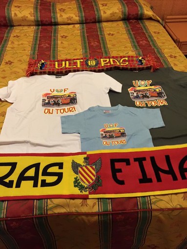 Le magliette regalate dagli Ultras Orgoglio Finalese al tecnico del Magra Azzurri, Davide Marselli Le magliette regalate dagli Ultras Orgoglio Finalese al tecnico del Magra Azzurri, Davide Marselli