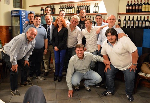 La foto di gruppo dei partecipanti alla cena dell'Inter Club con Bedy Moratti, Mario Corso e il difensore Rolando