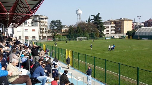 La tribuna dello stadio di Gorgonzola (foto profilo Facebook Lavagnese)