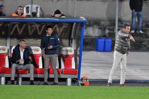 Il tecnico della Virtus Entella, Luca Prina, in piedi davanti alla propria panchina mentre dà disposizioni ai giocatori biancocelesti